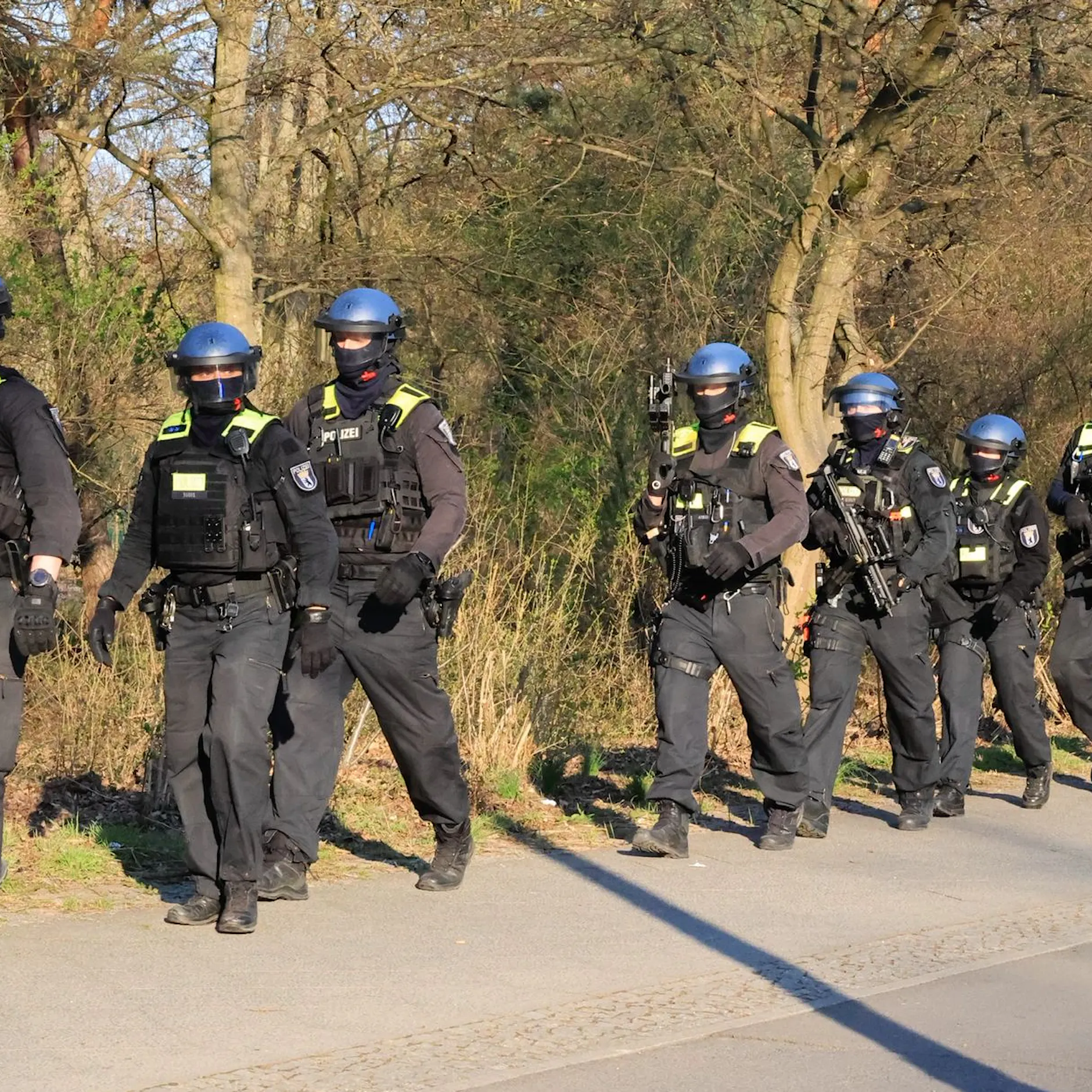 Alarm in Neukölln: Schüsse gehört, Polizei durchkämmt Hasenheide