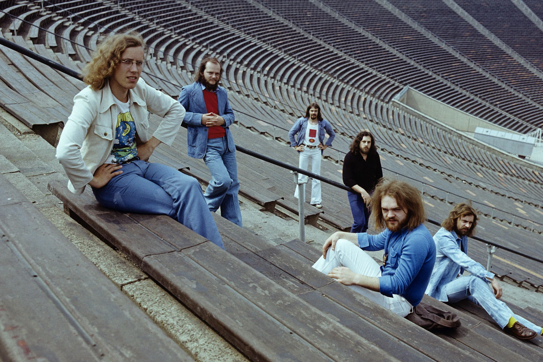 Renft blickt auf eine lange Geschichte zurück. Hier: Gitarrist und Sänger Peter (Cäsar) Gläser, Bassgitarrist und Gründer Klaus (Renft) Jentzsch, Schlagzeuger Jochen Hohl, Sänger Thomas (Monster) Schoppe, Keyboarder Christian (Kuno) Kunert, Gitarrist, Saxophonist und Sänger Peter (Pjotr) Kschentz im Jahr 1974 im Leipziger Zentralstadion.