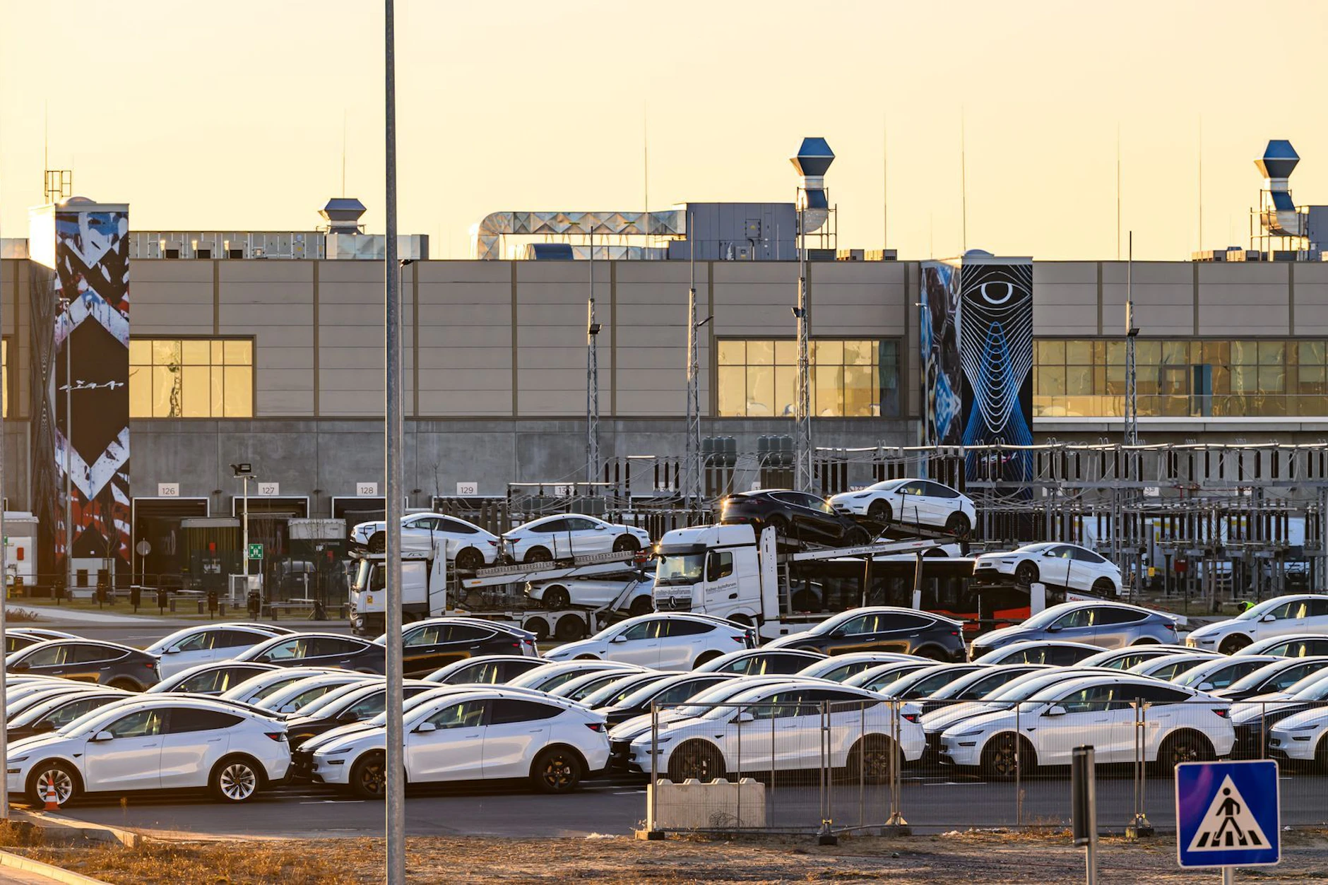 Bereit zur Auslieferung: Hunderte frisch produzierte Model Y und voll beladene Autotransporter vor der Tesla-Gigafactory in Grünheide
