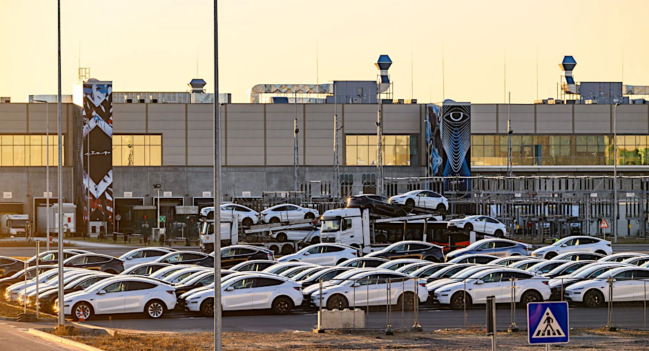Bereit zur Auslieferung: Hunderte frisch produzierte Model Y und voll beladene Autotransporter vor der Tesla-Gigafactory in Grünheide