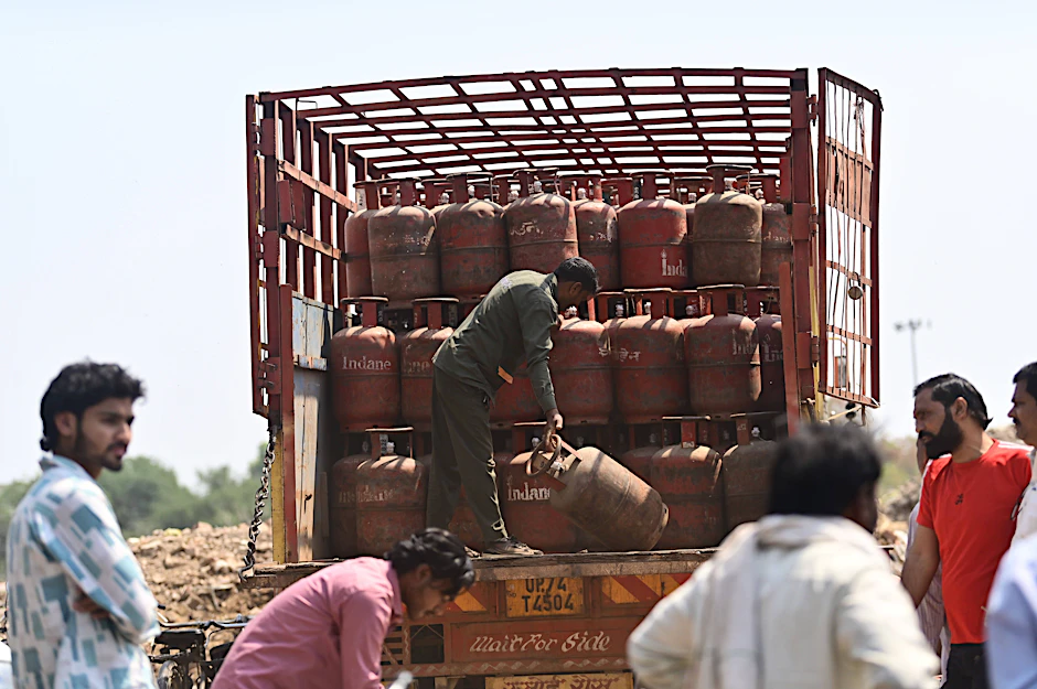 Menschen tragen LPG-Zylinder in Prayagraj, Indien