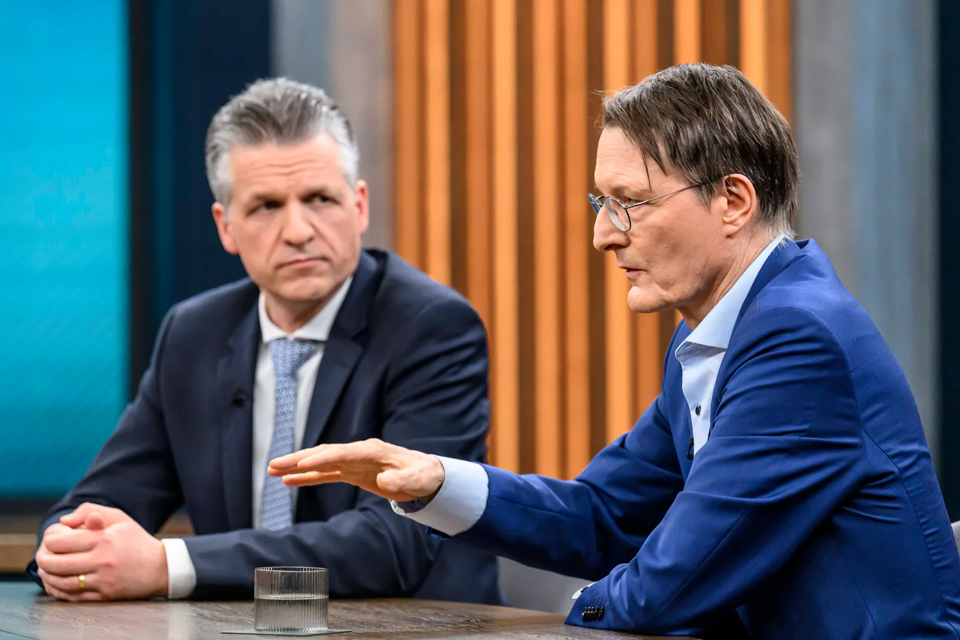 Thorsten Frei und Karl Lauterbach haben unterschiedliche Meinungen über das Ergebnis in Rheinland-Pfalz.