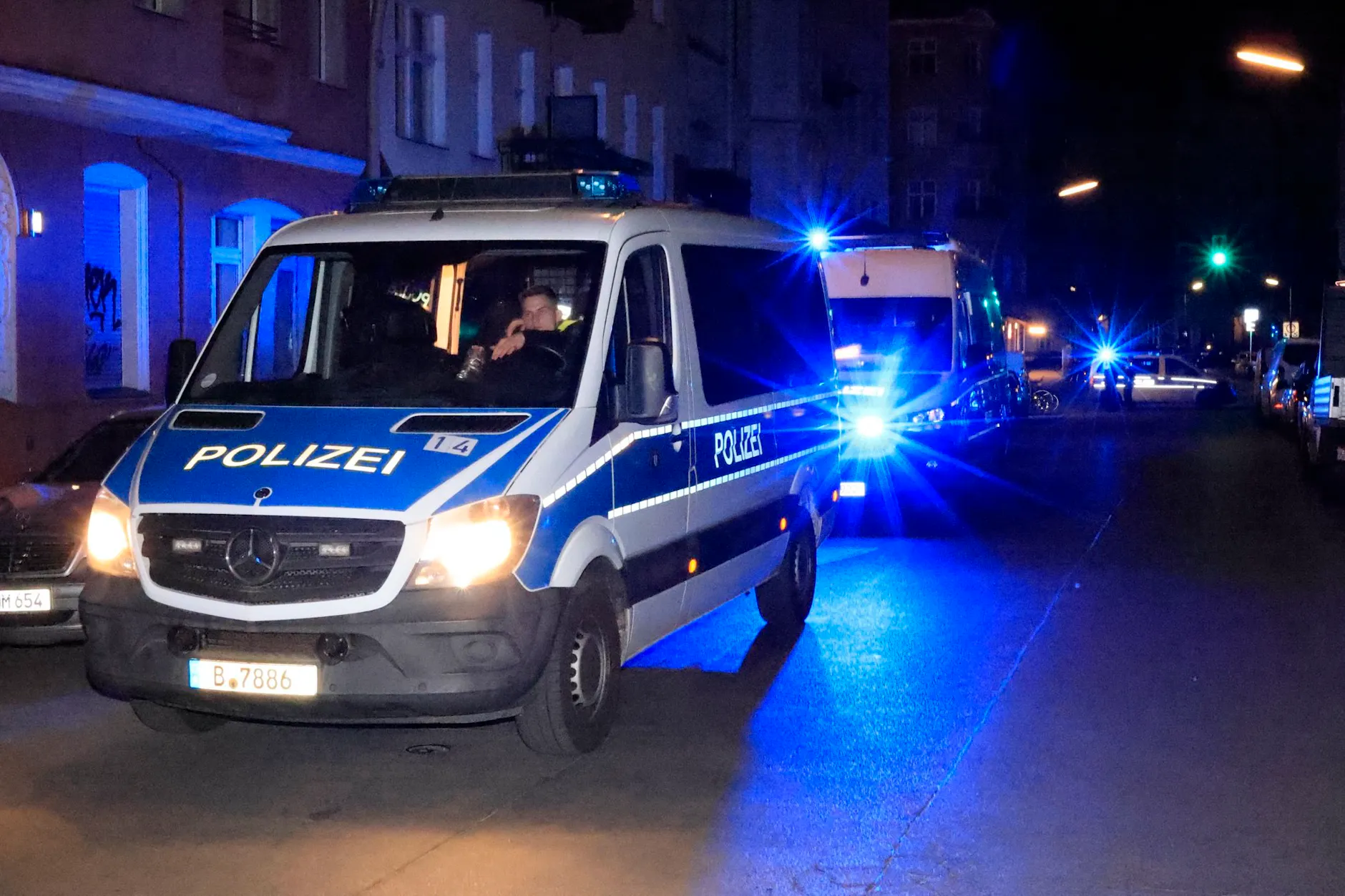 Die Polizei sichert in der Nacht den Tatort in der Ebersstraße in Schöneberg. Mehrere Einsatzfahrzeuge sperren die Straße nach den Schüssen ab.