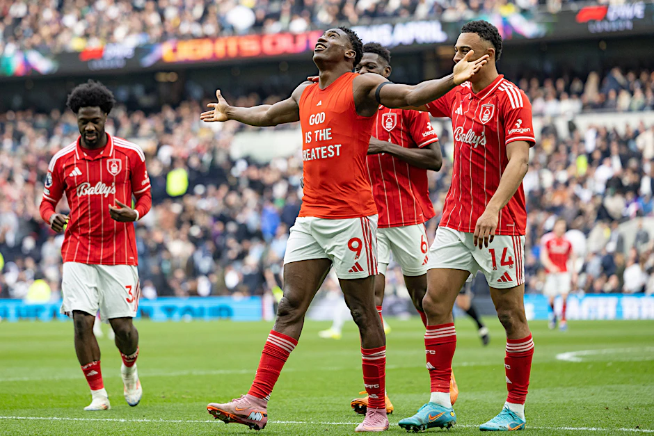 Ex-Union-Stürmer Taiwo Awoniyi jubelt über sein Premier-League-Tor gegen Tottenham Hotspur.