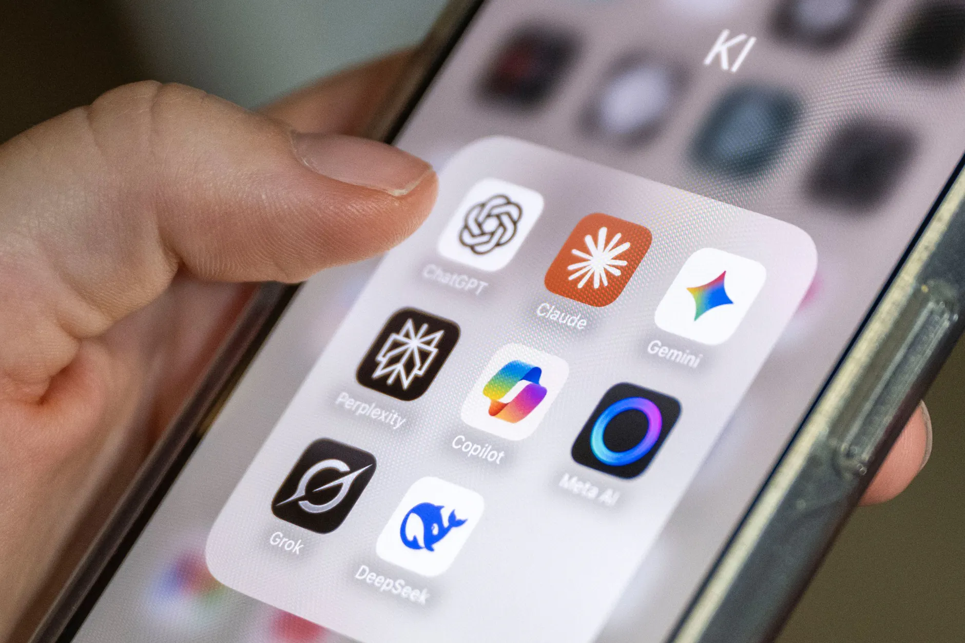 Einer Umfrage zufolge nutzen immer mehr Verbraucherinnen und Verbraucher KI-Funktionen auf dem Smartphone – jetzt berät der Digitalausschuss im Bundestag über die Regeln.