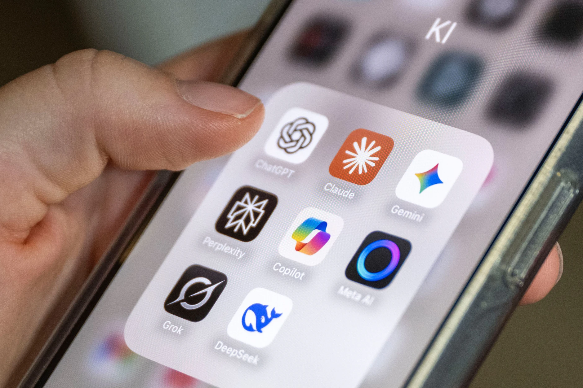 Einer Umfrage zufolge nutzen immer mehr Verbraucherinnen und Verbraucher KI-Funktionen auf dem Smartphone – jetzt berät der Digitalausschuss im Bundestag über die Regeln.