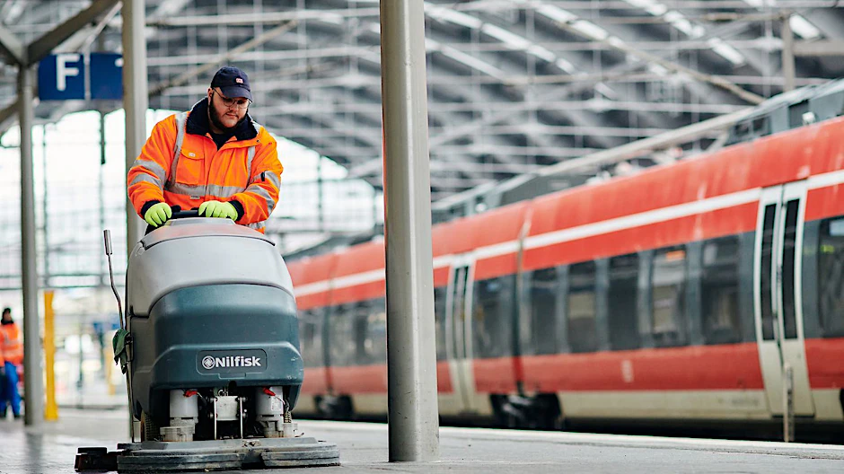 Das Reinigsteam der Deutschen Bahn soll an Berliner Bahnhöfen bald mit noch mehr Hochdruck schrubben.