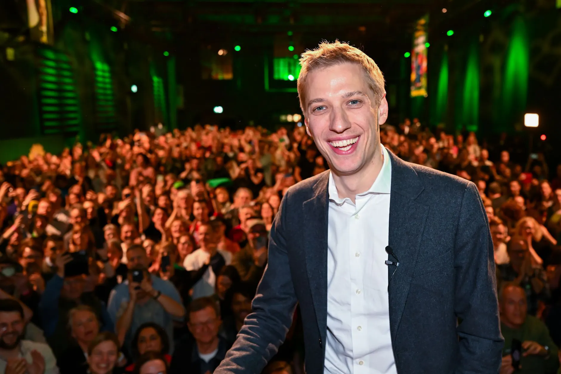 Dominik Krause freut sich nach der Stichwahl in München über sein neues Amt.