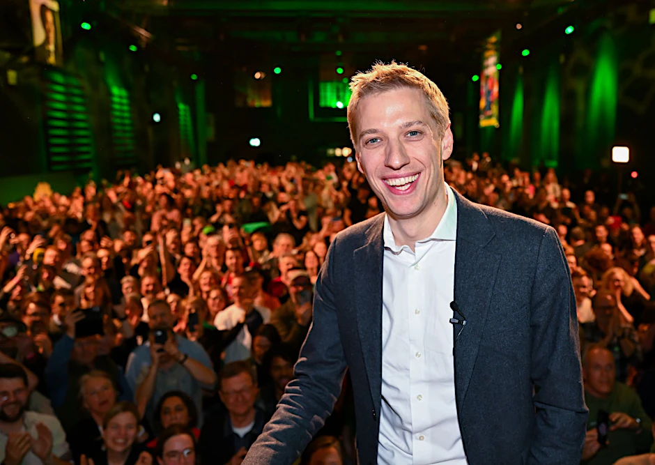 Dominik Krause freut sich nach der Stichwahl in München über sein neues Amt. 