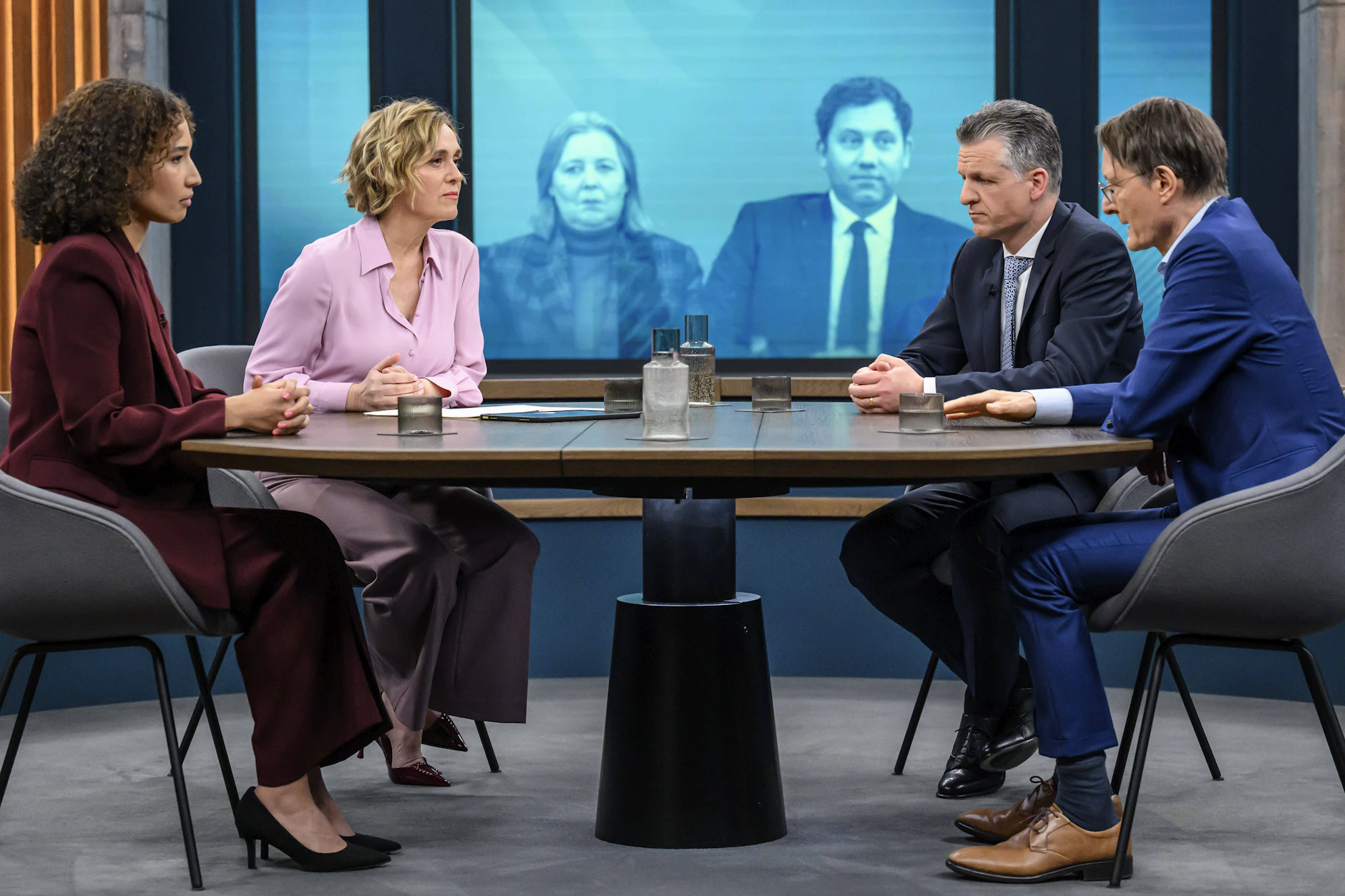 Kanzleramtschef Thorsten Frei (CDU), SPD-Politiker Karl Lauterbach und Journalistin Alisha Mendgen zu Gast bei Caren Miosga. Die Runde spricht über die Wahl in Rheinland-Pfalz.