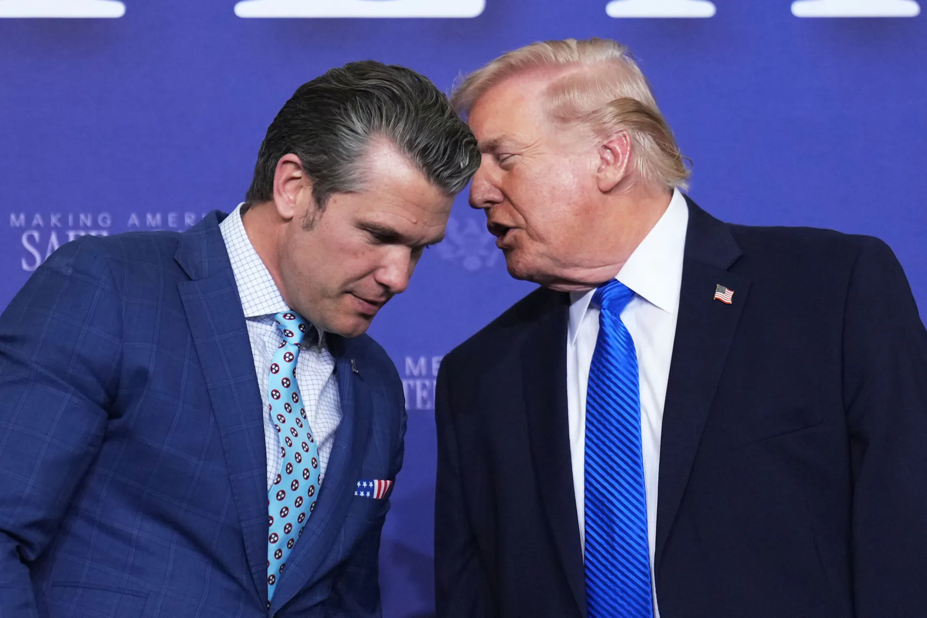 US-Präsident Donald Trump (r) und US-Verteidigungsminister Pete Hegseth