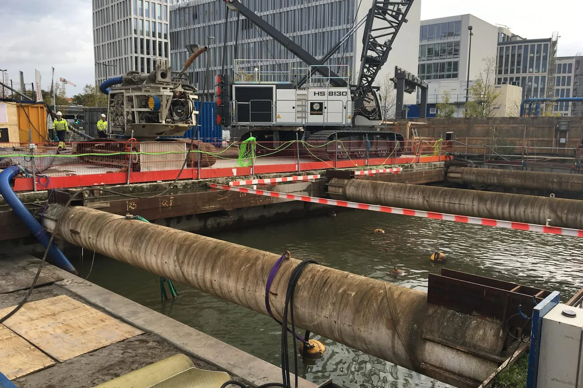 Die S-Bahn-Baustelle am Hauptbahnhof: 2015 drang nahe der Minna-Cauer-Straße Grundwasser ein. Der Bereich wurde geflutet, unter Wasser eine Sohle betoniert.