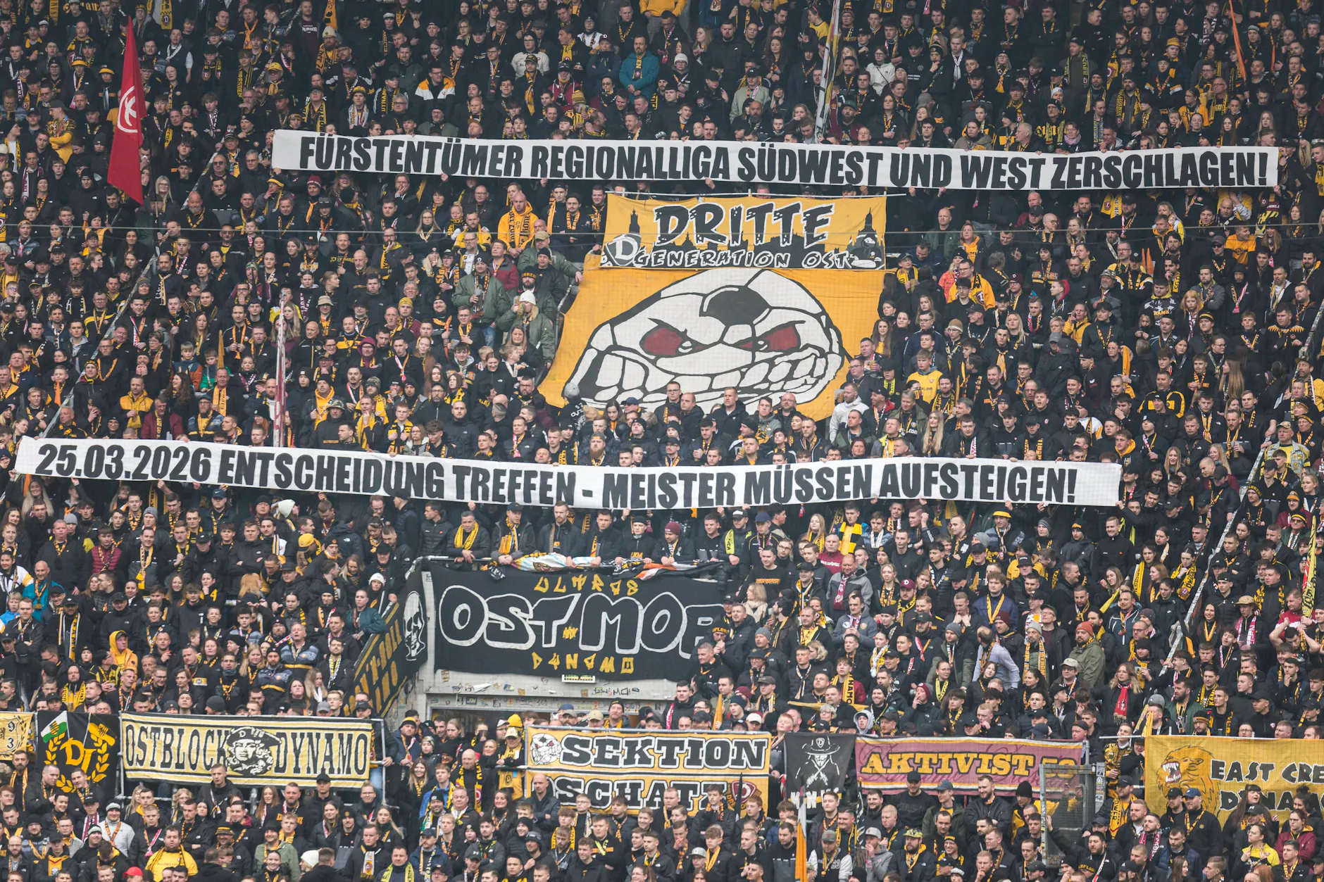 Bundesweit sorgt das Thema Regionalliga-Reform für Ärger. Fans von Dynmo Dresden protestierten zuletzt mit einem Banner: „Fürstentümer Regionalliga Suedwest und West Zerschlagen. 25.03.206 Entscheidung treffen - Meister muessen Aufsteigen.“