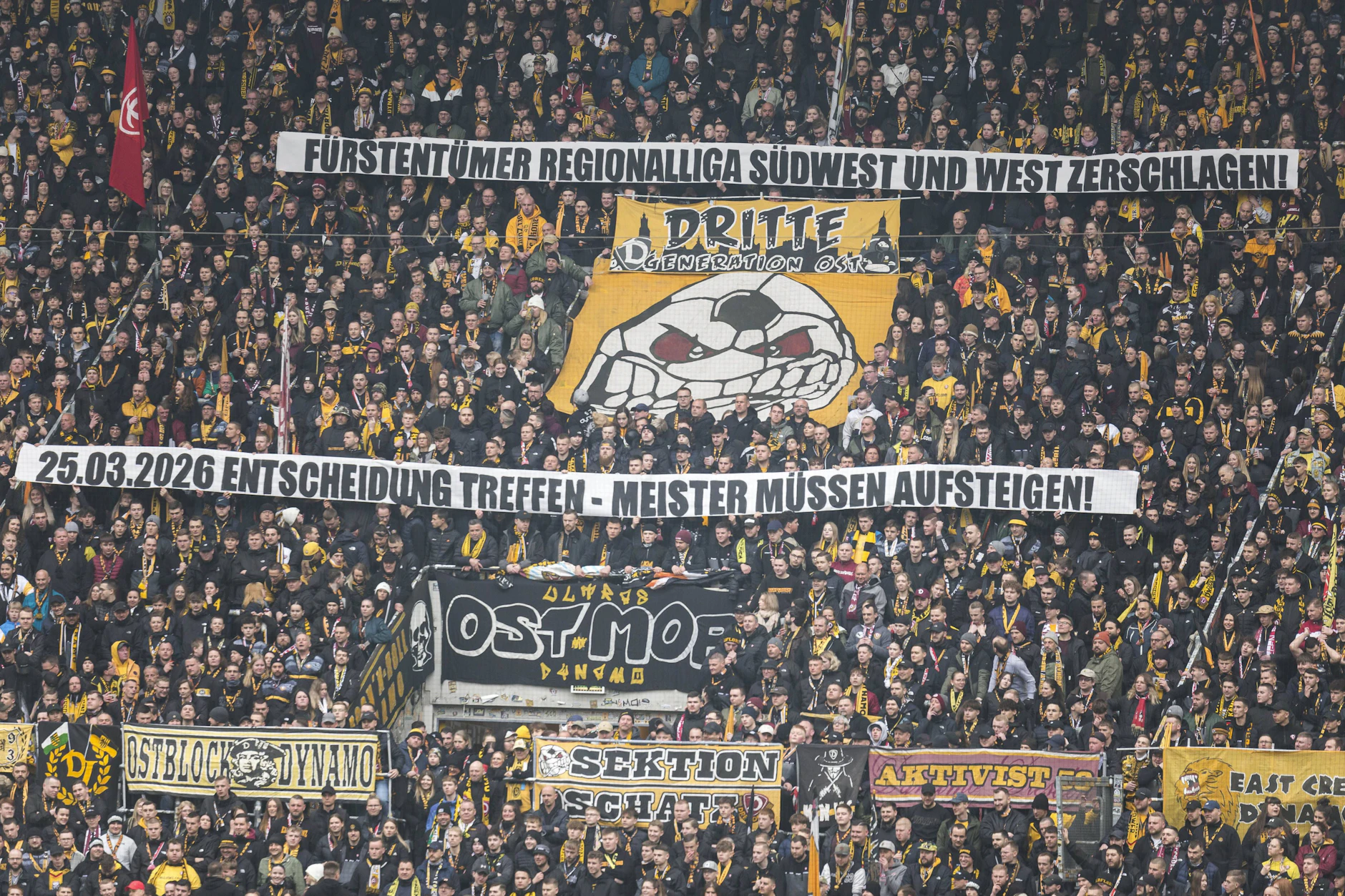 Bundesweit sorgt das Thema Regionalliga-Reform für Ärger. Fans von Dynmo Dresden protestierten zuletzt mit einem Banner: „Fürstentümer Regionalliga Suedwest und West Zerschlagen. 25.03.206 Entscheidung treffen - Meister muessen Aufsteigen.“