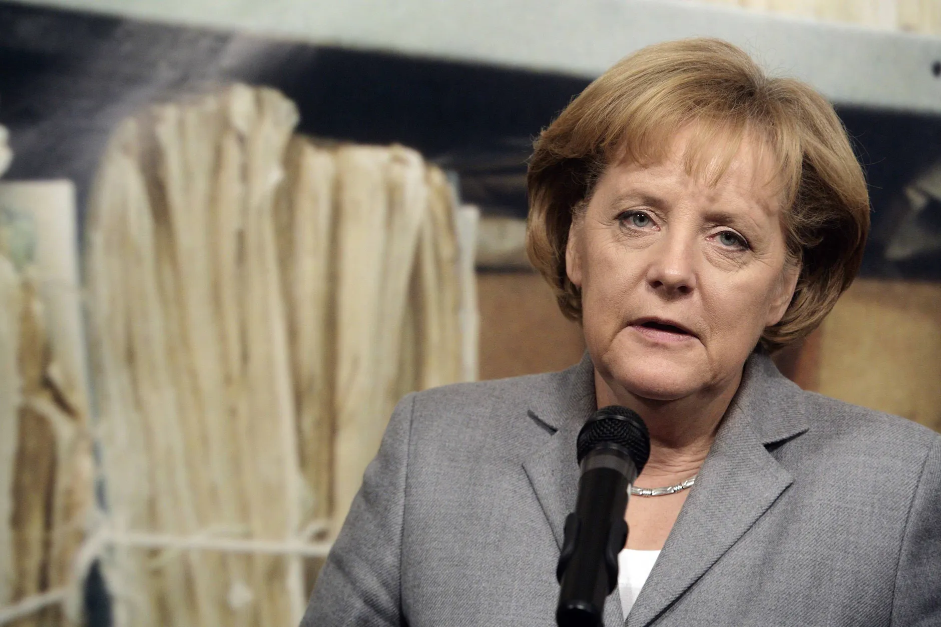 Angela Merkel bei einem Besuch des Archivs der Stasi-Unterlagen-Behörde im Jahr 2009.