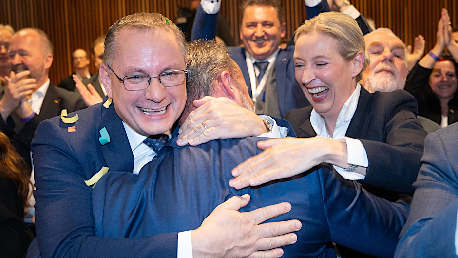 Der AfD-Spitzenkandidat Jan Bollinger mit den AfD-Bundesvorsitzenden Tino Chrupalla und Alice Weidel