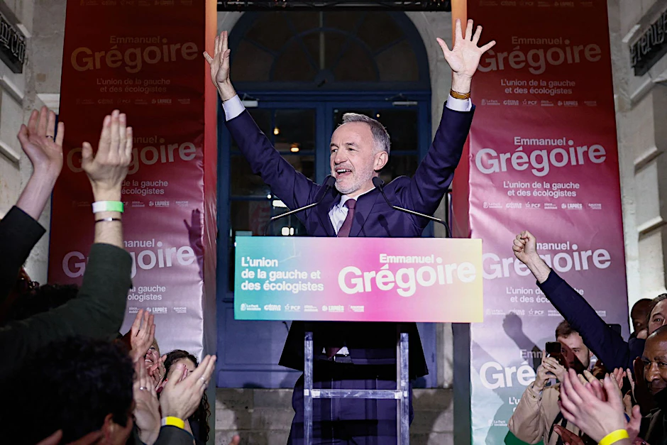 Emmanuel Grégoire&nbsp;von der Parti socialiste (PS) jubelt seinen Anhängern nach seinem Sieg in Paris zu.
