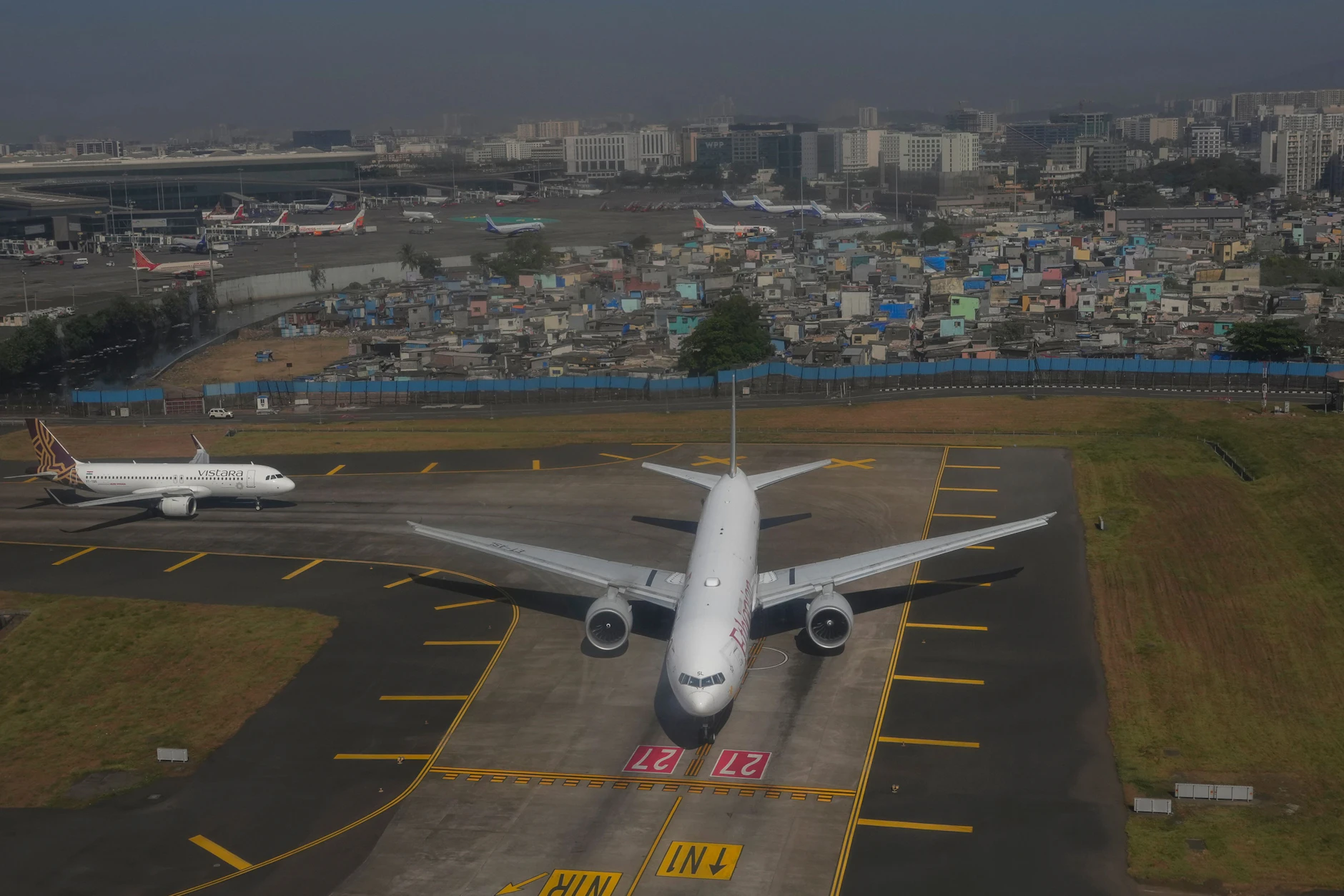 Im Rechtsstreit gegen Fluggesellschaften wegen hoher Handgepäck-Gebühren haben Deutschlands Verbraucherschützer einen ersten Erfolg erzielt.