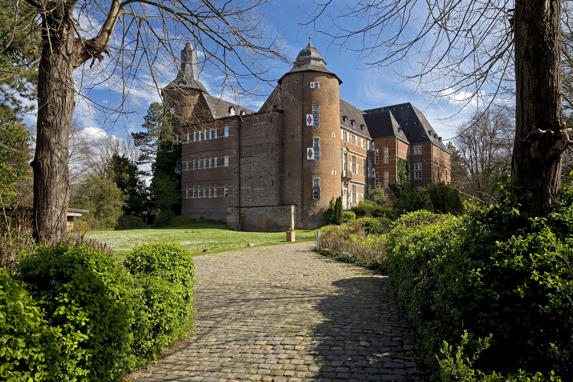 Auf der ehemaligen Wasserburg Schloss Bedburg im Rhein-Erft-Kreis in Nordrhein-Westfalen, hat Dieter Wollny seine Marion geheiratet.