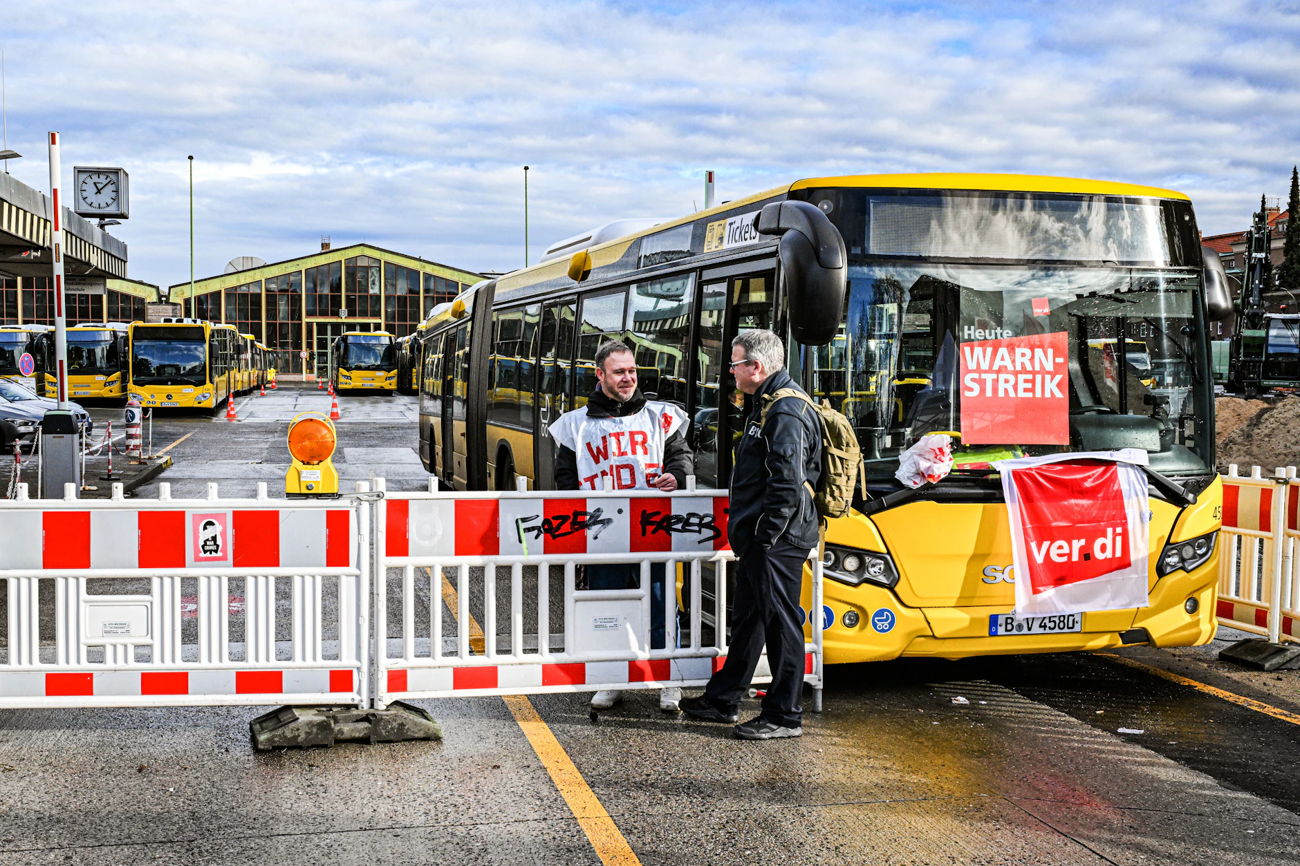 Streikposten stehen am Busbahnhof Müllerstraße.