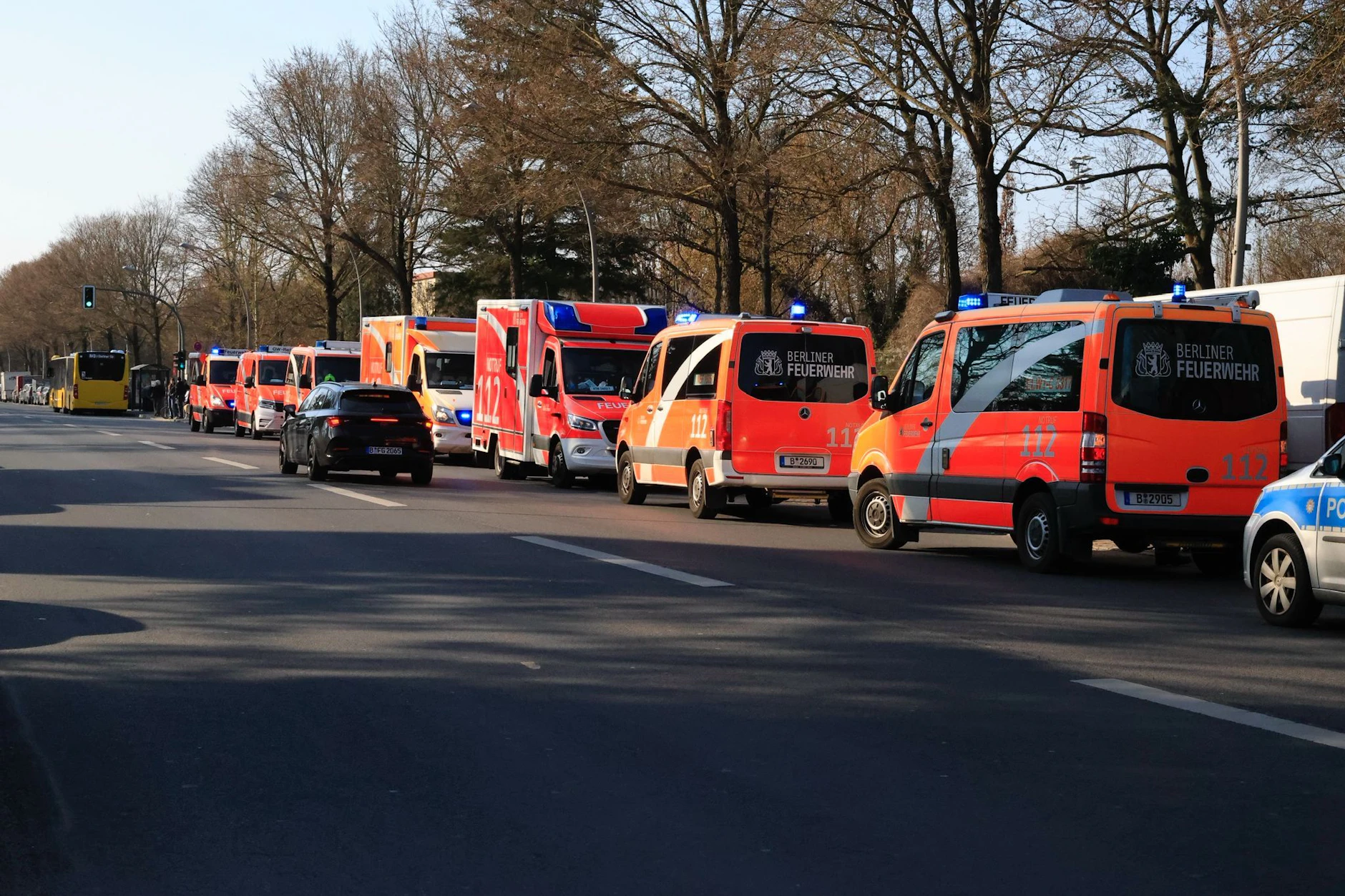 An der Hasenheide: Auch die Feuerwehr war mit mehreren Rettungswagen und Notarzt vor Ort. Der Columbiadamm war in beiden Richtungen für den Verkehr gesperrt.