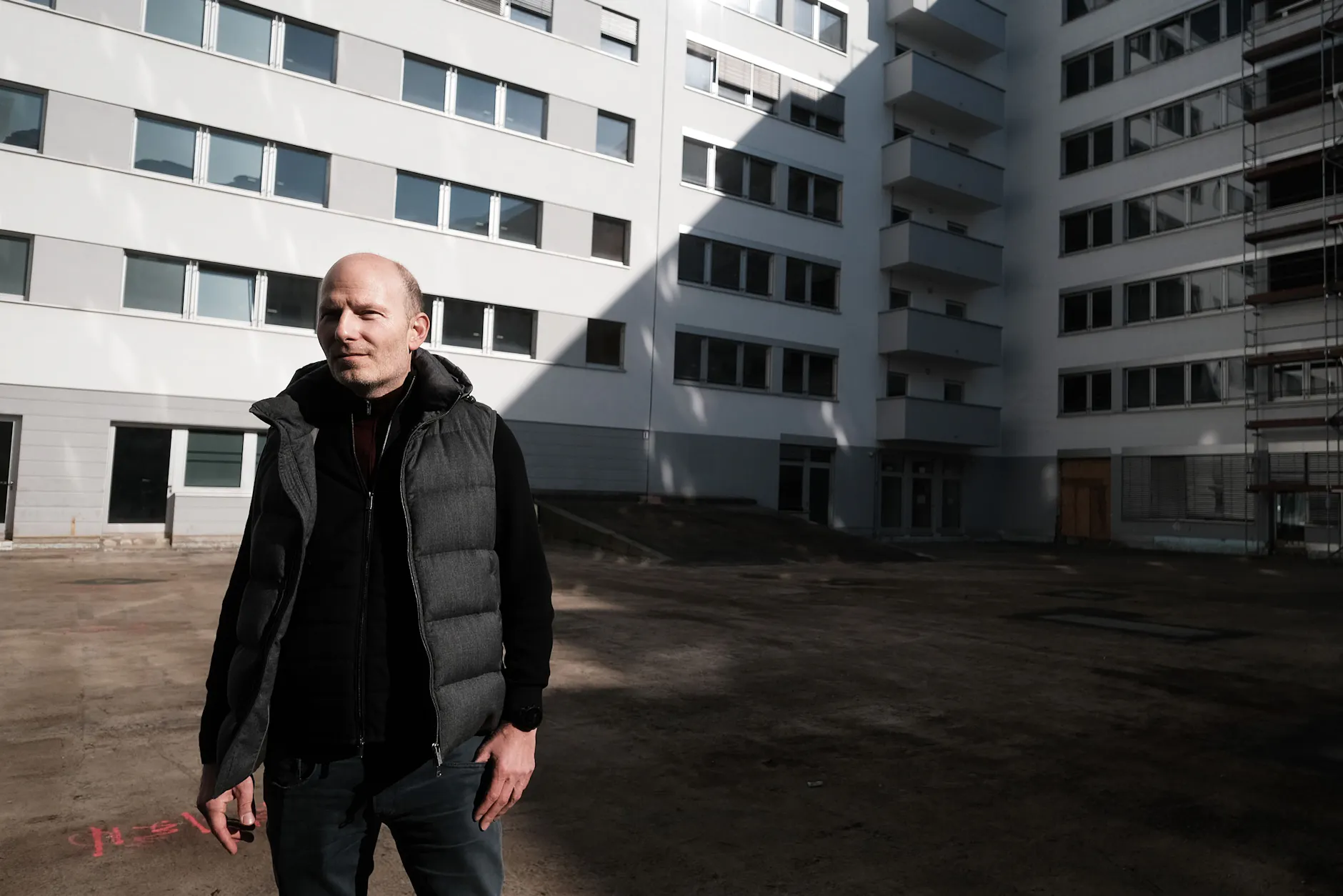 Oliver Winter, Gründer und CEO von A&O Hostels im Innenhof des Gebäudes, das zum größten Hostel Europas werden soll