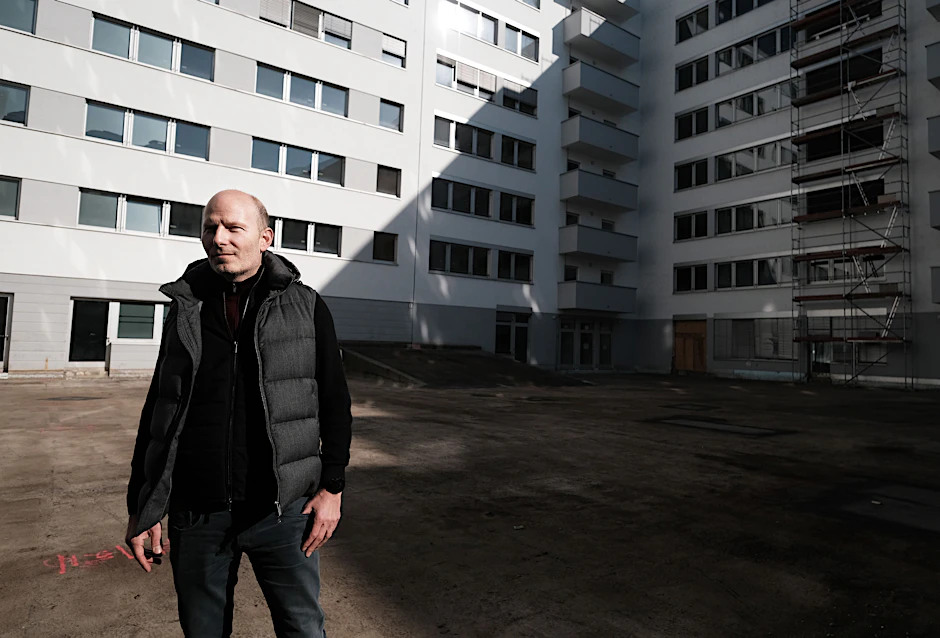 Oliver Winter, Gründer und CEO von A&O Hostels im Innenhof des Gebäudes, das zum größten Hostel Europas werden soll