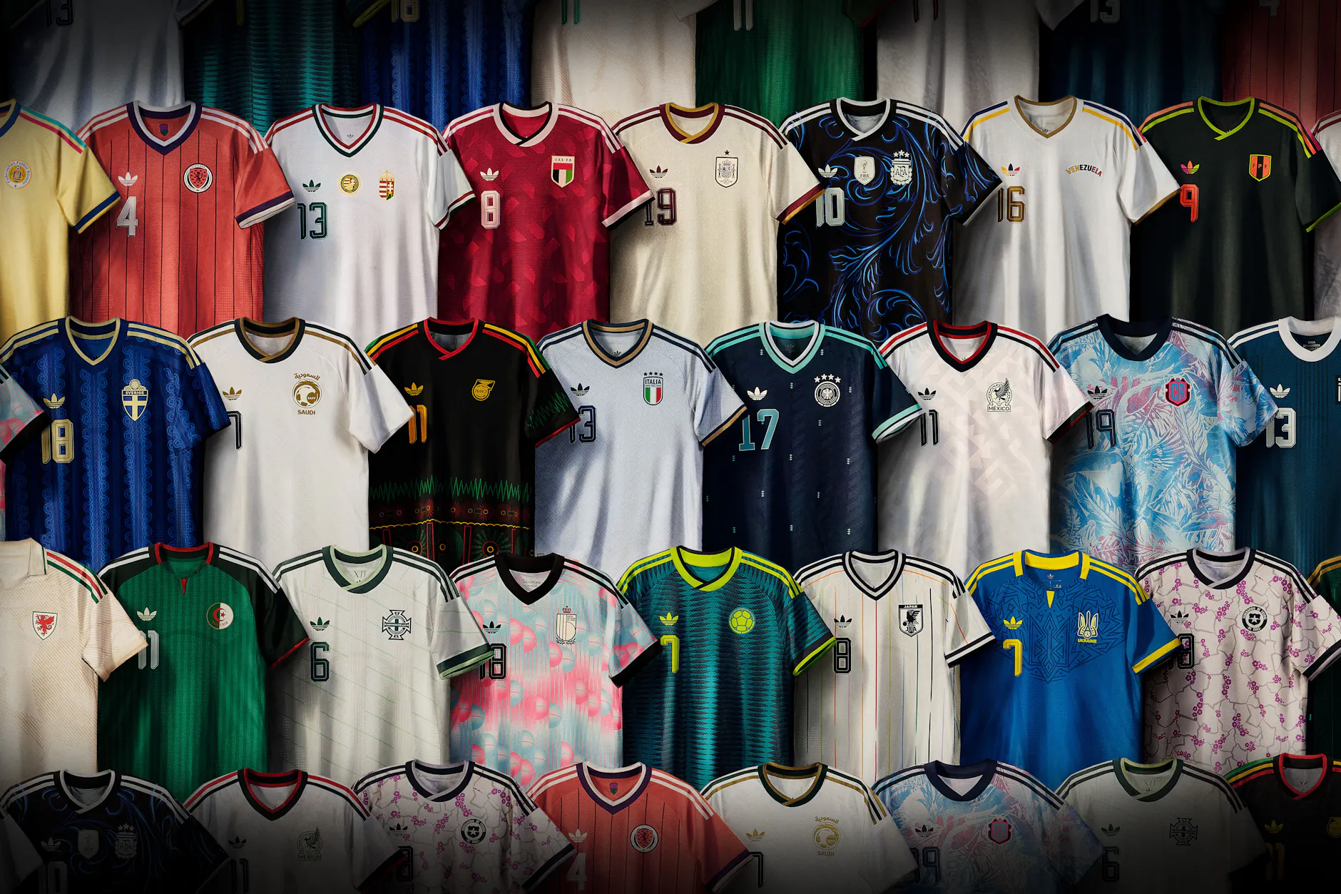 Die Adidas-Auswärtstrikots in Reih und Glied: Wir haben sie ganz genau unter die Lupe genommen.