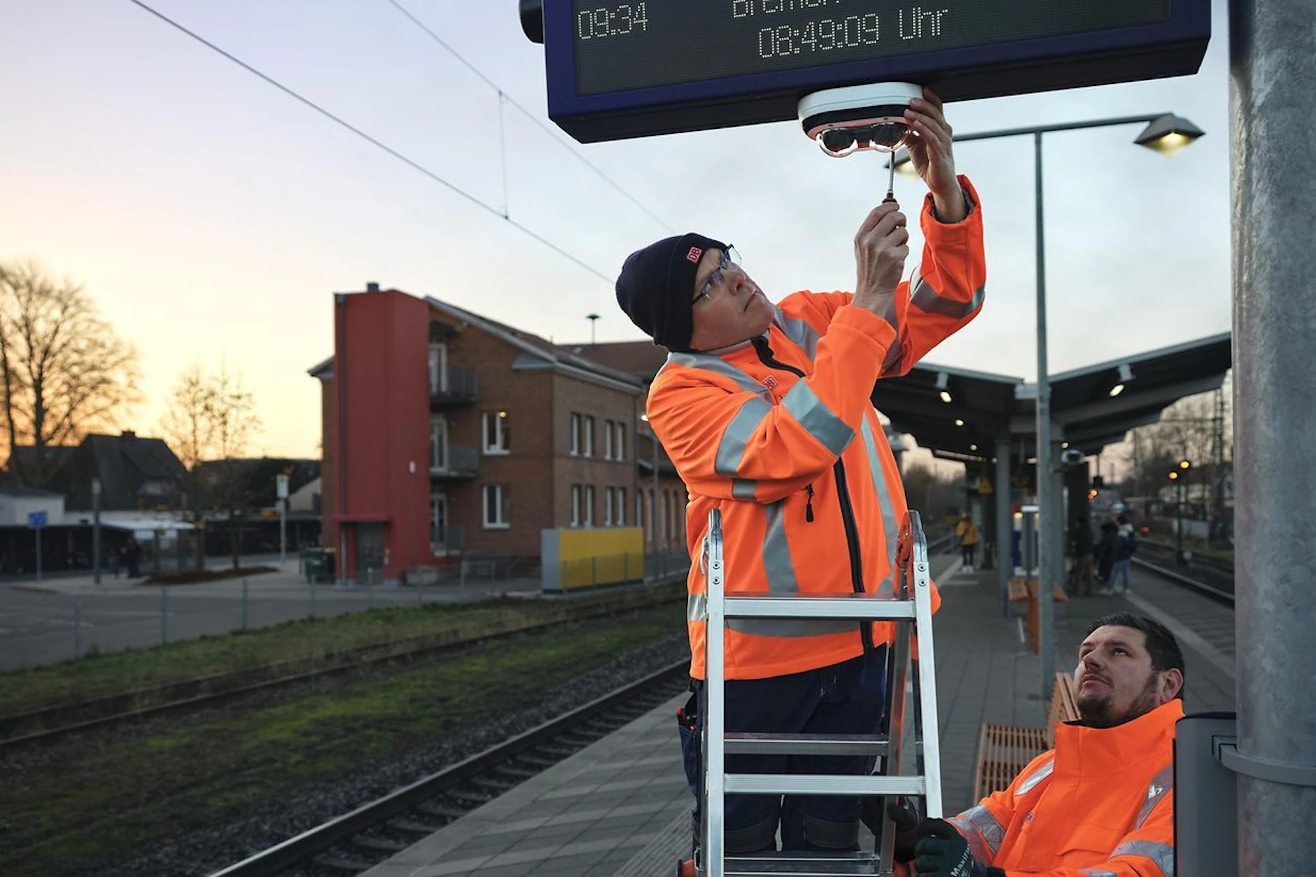 Die DB verspricht mehr Sicherheit, Sauberkeit und Reparaturen an den Bahnhöfen.