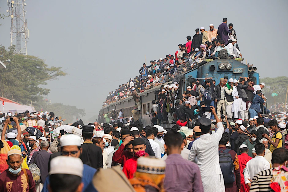 Überfüllter Zug in Bangladesch. Solche Bilder stehen heute für den Bevölkerungswachstum auf der Welt. Doch der Rückgang hat in vielen Staaten bereits begonnen.