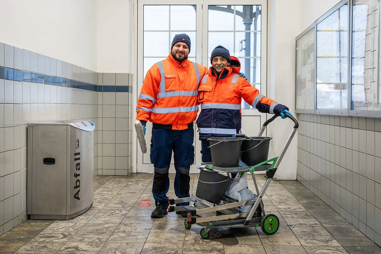 Kaum vorstellbar für viele Berliner, aber unsere Bahnhöfe sollen sauberer werden! Dank mehr Reinigungskräften der DB.