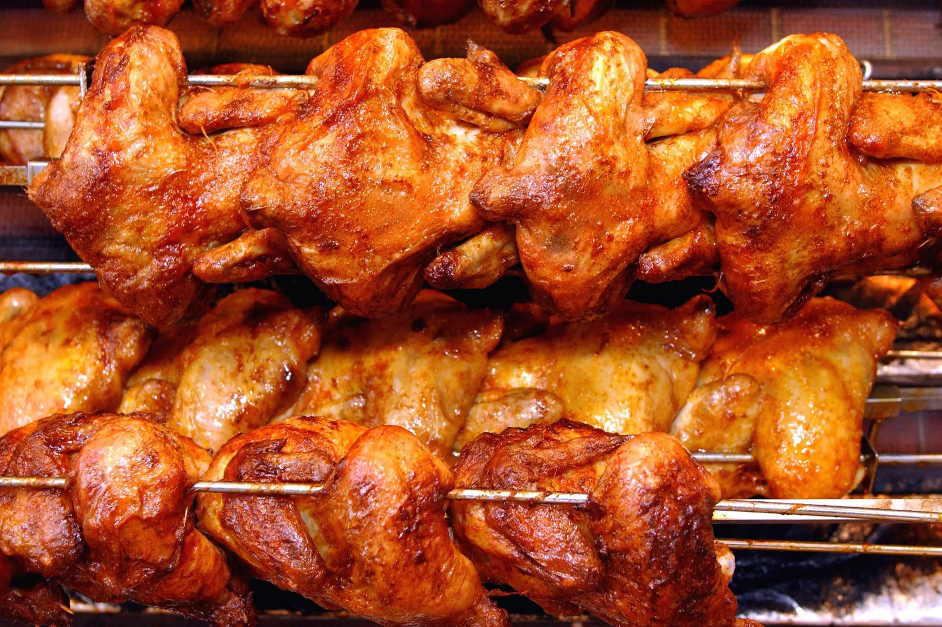 Broiler waren schon in der DDR ein Hit, deshalb finden Sie sich auch in vielen Rezepten aus dem Osten wieder. Hier haben wir ein leckeres Rezept für Broilereintopf mit Reis!