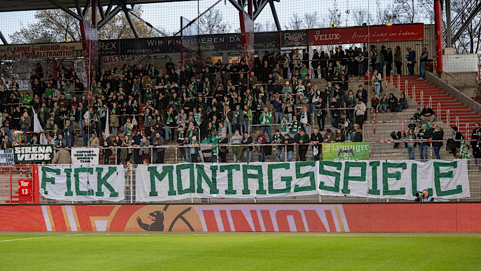 „Fick Montagsspiele“ – Fans von Werder Bremen protestieren gegen die Spielansetzung.