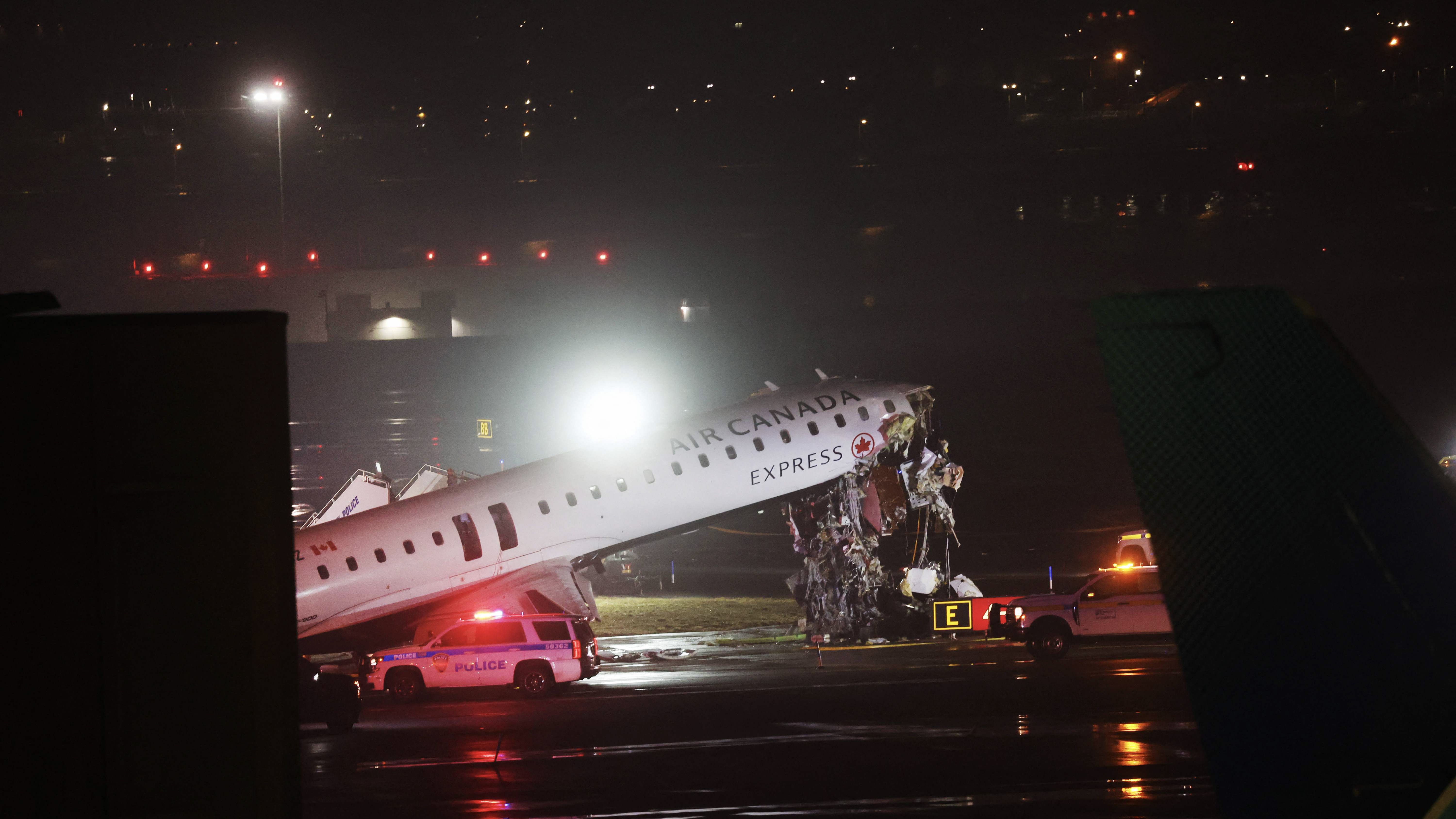 Image - Flugzeug kollidiert mit Einsatzfahrzeug – Flughafen LaGuardia gesperrt
