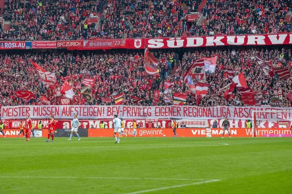 Die Fans des FC Bayern München fordern im Spiel gegen Union Berlin eine faire Regionalliga-Reform.