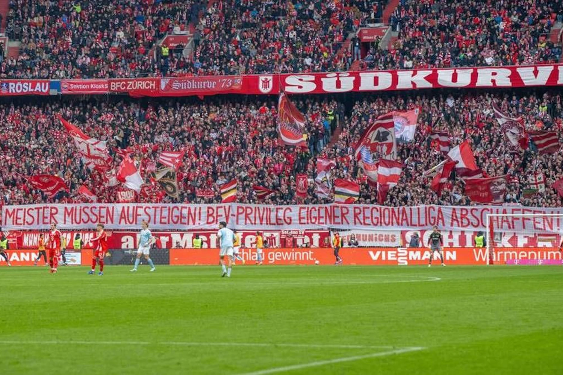 Die Fans des FC Bayern München fordern im Spiel gegen Union Berlin eine faire Regionalliga-Reform. 