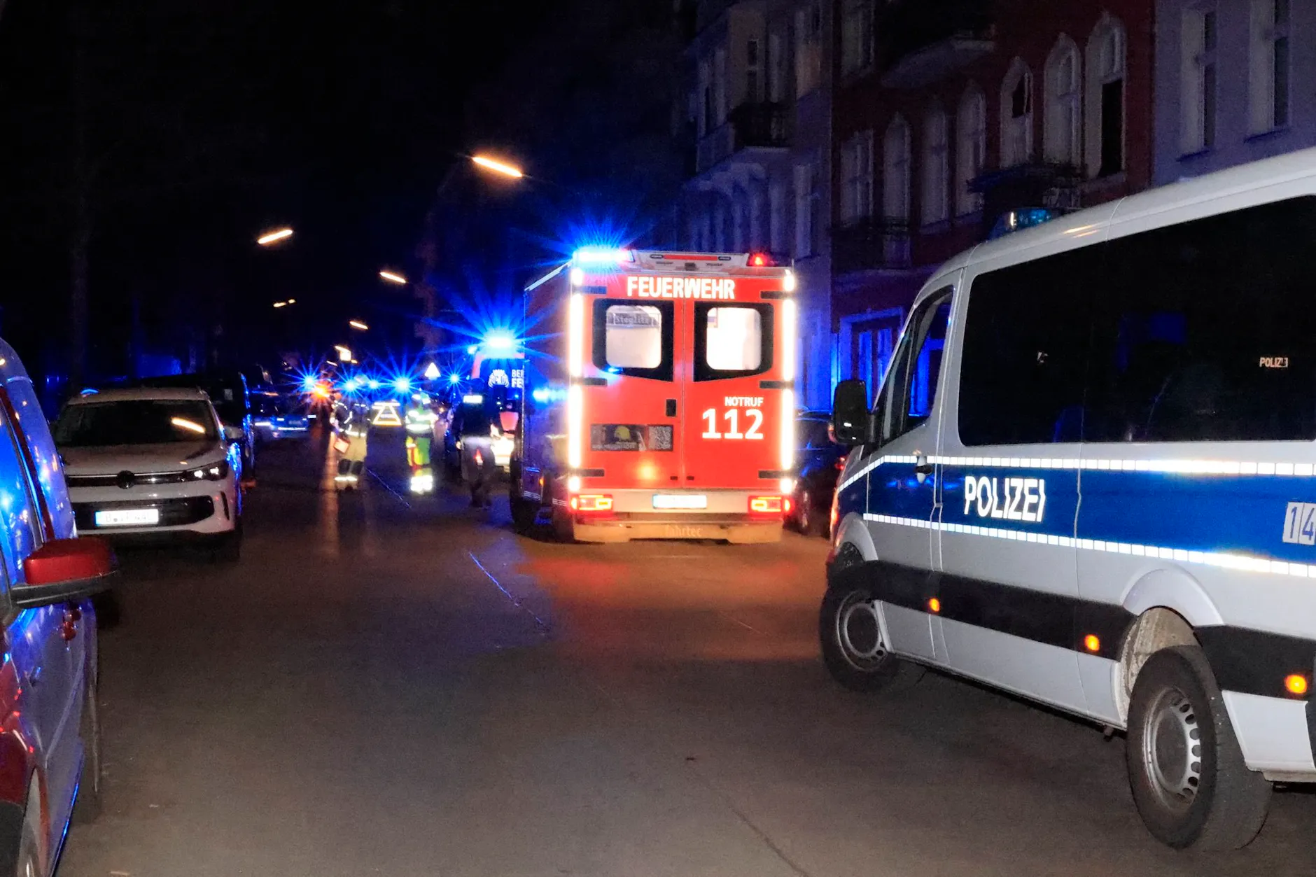 Rettungskräfte und Polizei im Großeinsatz. Ein verletzter Mann wurde nach den Schüssen noch in der Nacht ins Krankenhaus gebracht.
