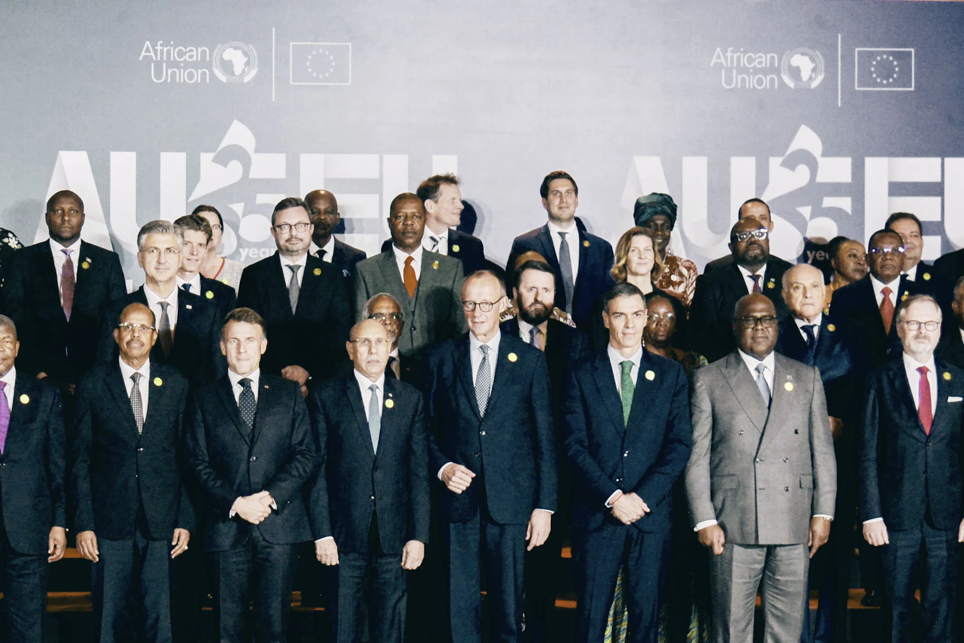 Gruppenfoto der Teilnehmer am siebten gemeinsamen Gipfel von Afrikanischer und Europäischer Union mit Bundeskanzler Friedrich Merz