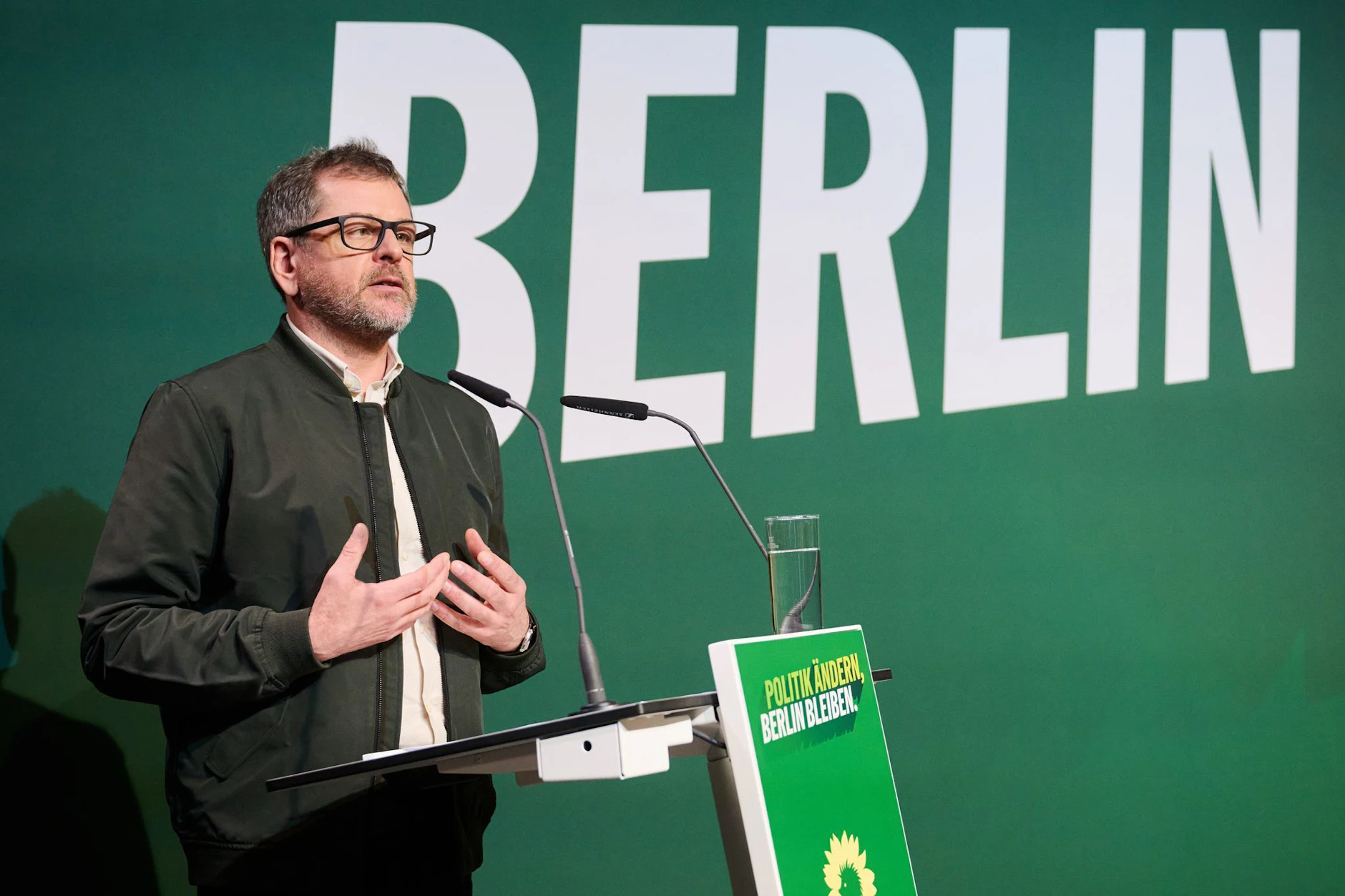 Werner Graf ist der Berliner Spitzenkandidat der Grünen, die im Wahlkampf auf Klimaschutz und Mieten setzen. 