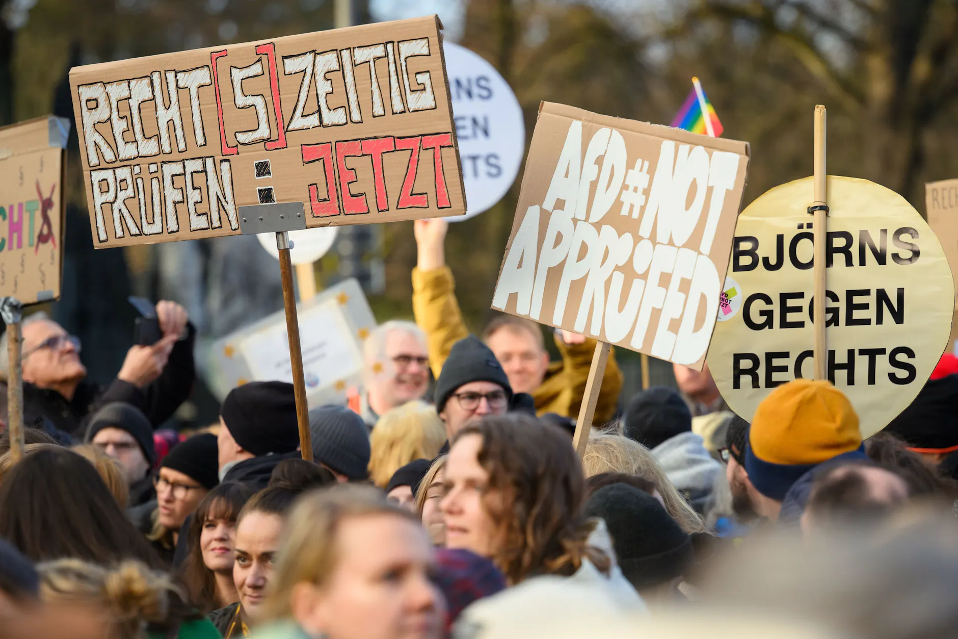 Hamburg 2025: Teilnehmer einer Demonstration halten Schilder mit Aufschriften wie „Recht(s)zeitig Prüfen: Jetzt“ und „Björns gegen rechts“.