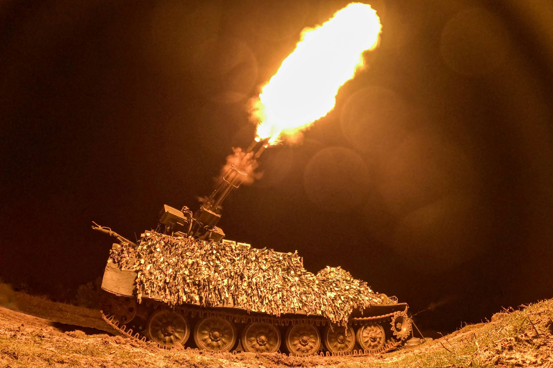 Russische Soldaten wehren mit einer Flugabwehrkanone vom Typ ZU-23-2 einen ukrainischen Angriff ab.