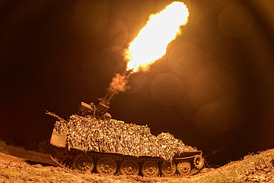 Russische Soldaten wehren mit einer Flugabwehrkanone vom Typ ZU-23-2 einen ukrainischen Angriff ab.