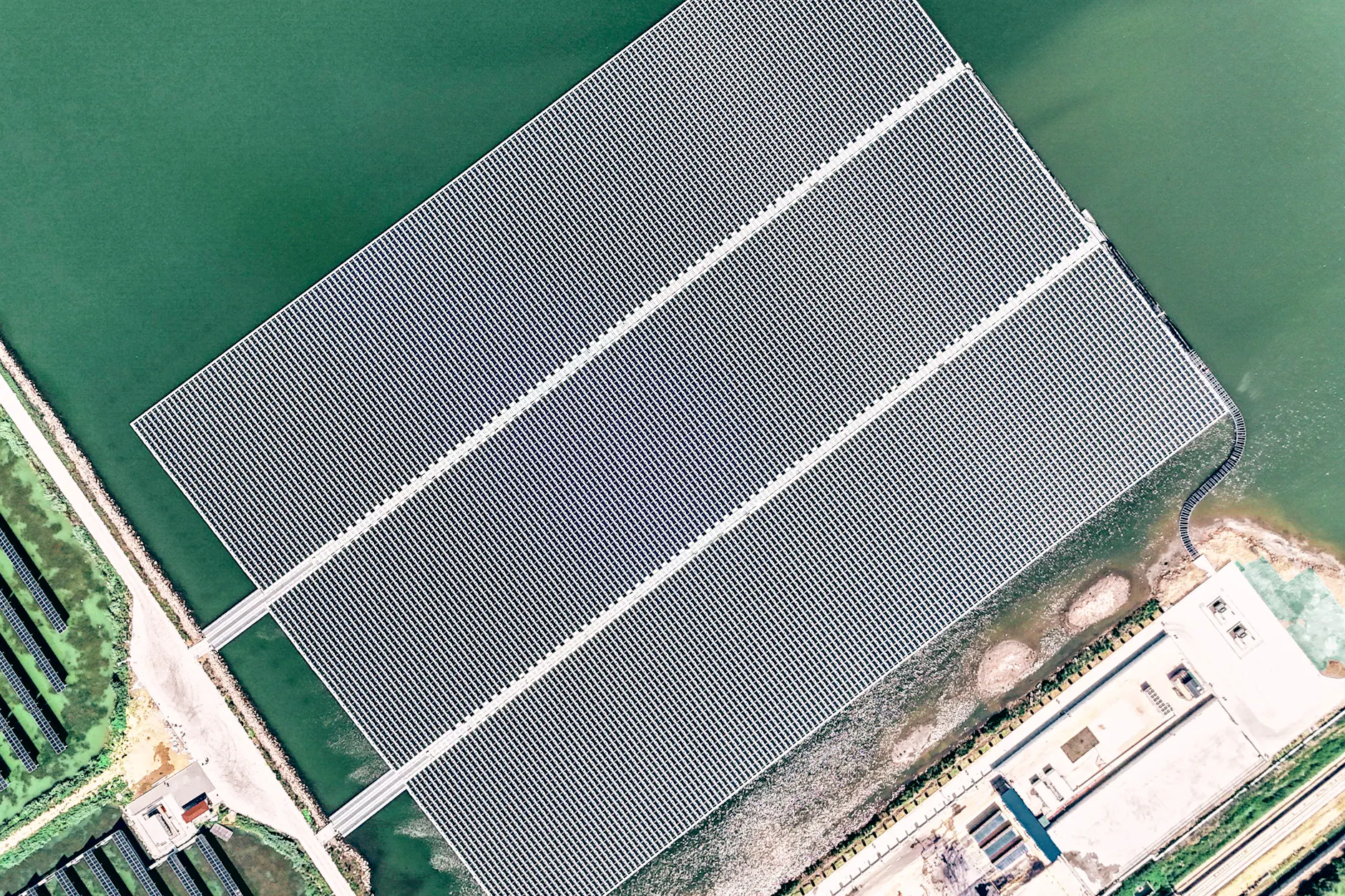 Der schwimmende Solarpark im chinesischen Shandong wird eine Anlage für die Herstellung von Wasserstoff und petrochemischen Produkten mit Strom versorgen.