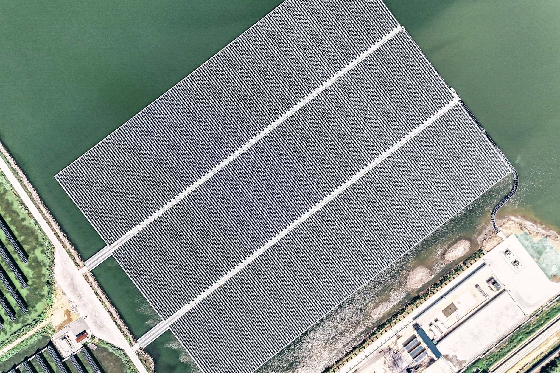 Der schwimmende Solarpark im chinesischen Shandong wird eine Anlage für die Herstellung von Wasserstoff und petrochemischen Produkten mit Strom versorgen.