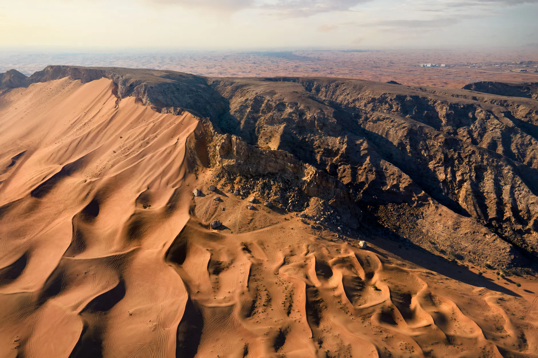 Wüstenlandschaft von Schardschaa: Neue Funde aus der Region stellen das bisherige Bild früher Besiedlung in Südostarabien infrage.