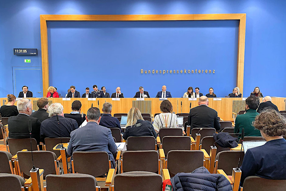 Regierungspressekonferenz: Mutieren hier Journalisten zu Lobbyisten?