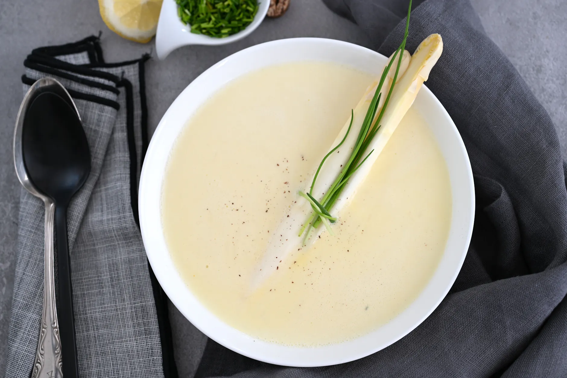 Gekochten Spargelstangen lassen sich prima zu Spargelsüppchen zubereiten.