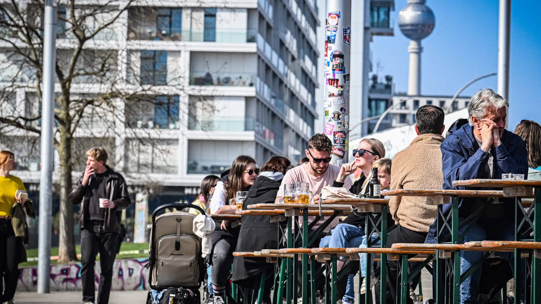 Zeit, die dicken Jacken im Schrank zu verstauen: Mit dem Frühling kehrt auch die persönliche Note in die Berliner Straßenlooks zurück.
