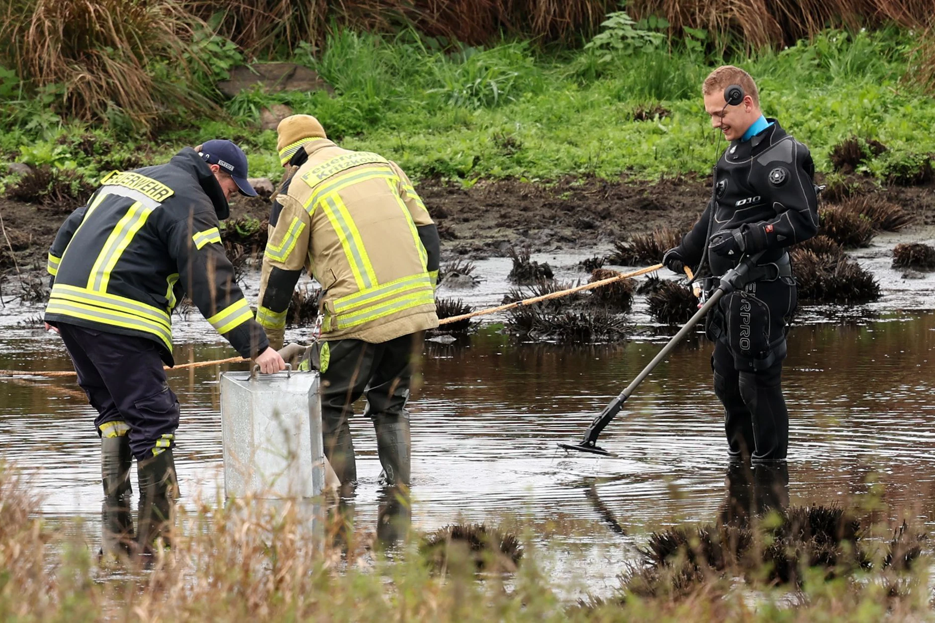 Polizisten durchsuchten den Tümpel, in dem die Leiche des kleinen Fabian aus Güstrow gefunden wurde.