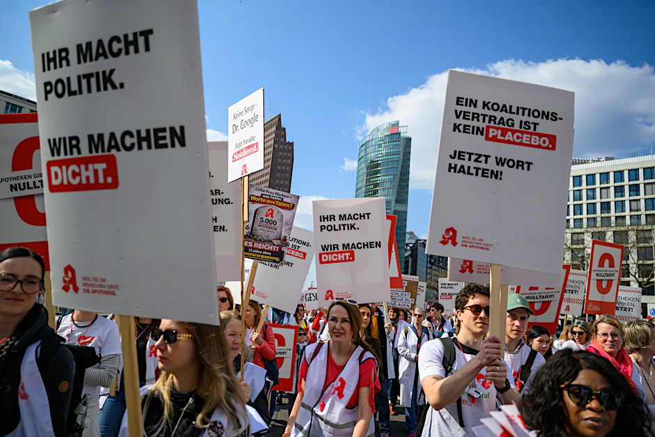Tausende Apotheker demonstrieren in Berlin für höhere Honorare.